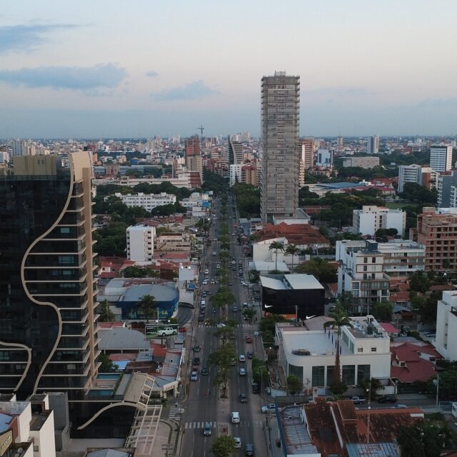 Vista de la avenida San Martín y de edificios de Santa Cruz de la Sierra, Bolivia