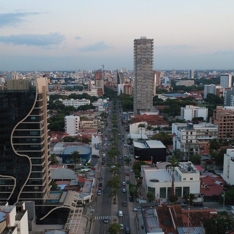 Vista de la avenida San Martín y de edificios de Santa Cruz de la Sierra, Bolivia