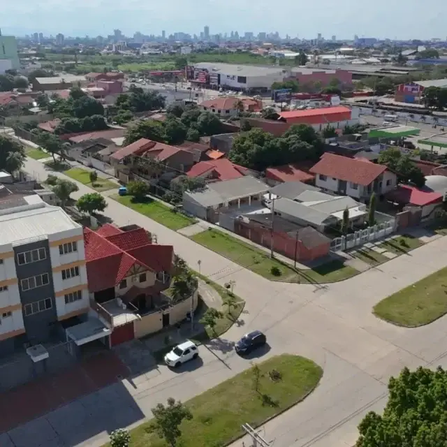 Casa Comercial Sobre Avenida en Esquina Av. Guaracachi