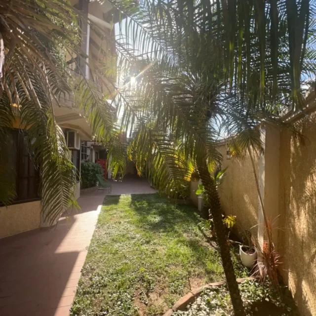 Casa Comercial Sobre Avenida en Esquina Av. Guaracachi