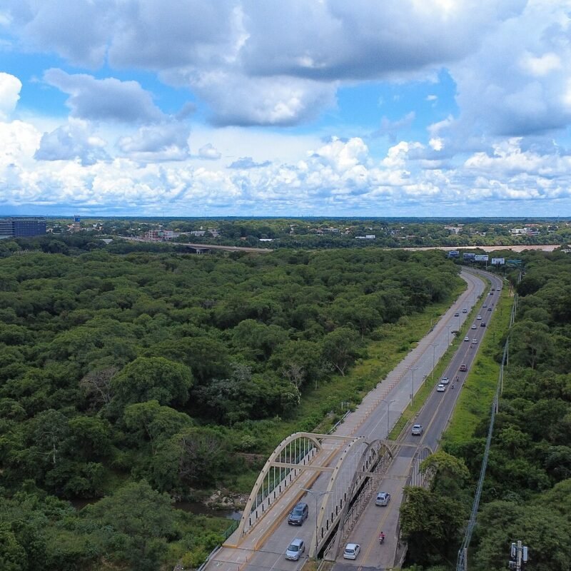 Ruta Metropolitana 1 hacia el Urubó, cruzando el río Piraí, Santa Cruz de la Sierra