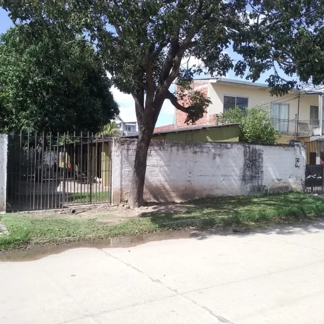 Casa a Precio de Terreno en Zona Norte con 12 m. de Frente